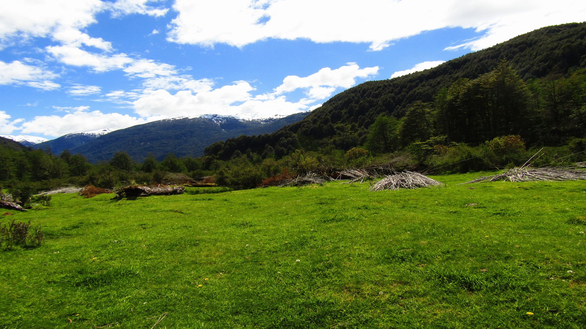 Lagunas y montañas de Puerto Guadal